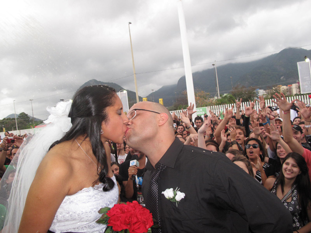 Casal se beija durante casamento diante da plateia (Foto: Carolina Lauriano  /G1)