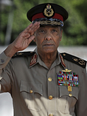 Hussein Tantawi, líder do Conselho Militar que governa o Egito, durante a época como ministro de Defesa de Mubarak. (Foto: AP Photo)