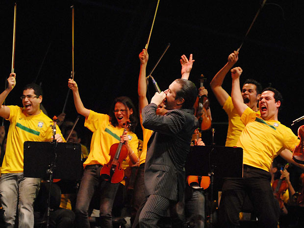 O cantor Mike Patton rege a orquestra sinfônica de Heliópolis durante apresentação no Palco Sunset, neste sábado (24) (Foto: Alexandre Durão/G1)