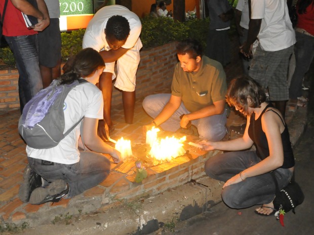 Mais de 100 universitários se reuniram em frente ao local do assassinato para cobrar justiça. (Foto: Deivison/G1)