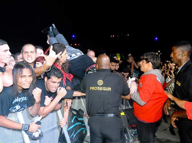 Seguranças socorrem pessoa passando mal durante show de Motörhead (Foto: Flavio Moraes/G1)