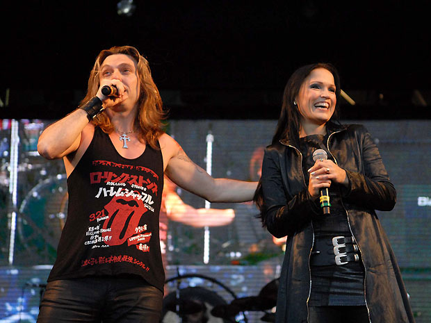 O vocalista Edu Falaschi e a cantora Tarja Turunen durante show no Palco Sunset (Foto: Alexandre Durão/G1)