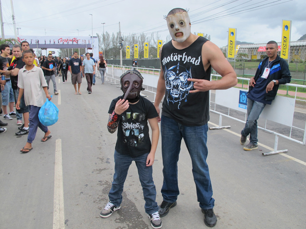 Pai e filho usam máscaras em homenagem à banda metaleira Slipknot (Foto: Carolina Lauriano  /G1)