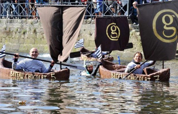 Barcos feitos de chocolate tinham dois metros de comprimento. (Foto: Fred Tanneau/AFP)