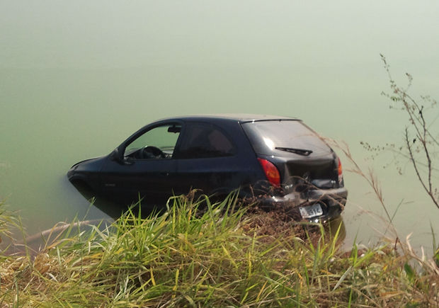 carro cai em lagoa (Foto: Leandro J. Nascimento/G1)