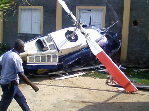 Helicóptero cai em Itaituba, no Pará (Foto: Enoque Pereira Correia/VC no G1)