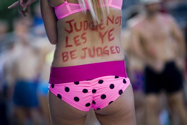 ‘Corredores’ usaram roupa intima para protestar contra as leis e política conservadoras do estado. (Foto: Djamila Grossman/The Salt Lake Tribune/AP)