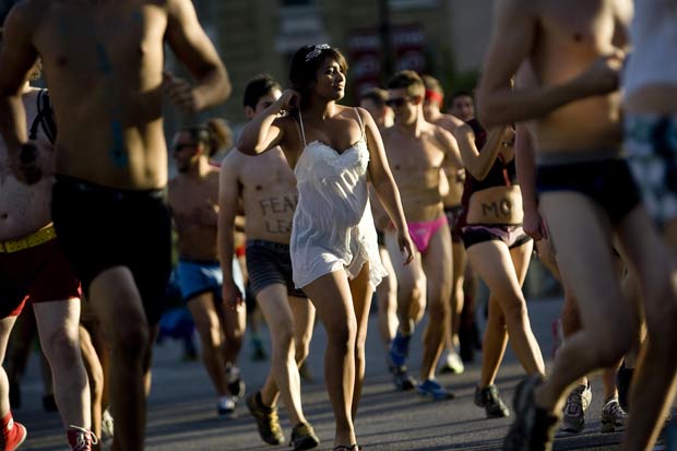Centenas de pessoas participaram da corrida. (Foto: Djamila Grossman/The Salt Lake Tribune/AP)