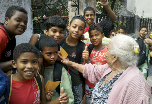 Crianças ficam eufóricas ao receber doces da dona Judith. (Foto: Roger Santana / TV Gazeta)