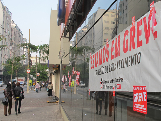 Agência na Avenida Brigadeiro Luiz Antônio já tinha cartazes com anúncio de greve na manhã desta terça-feira (27)  (Foto: Anay Cury/G1)