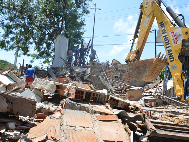 Loja de ferro é demolida em João Pessoa (Foto: Walter Paparazzo/G1)