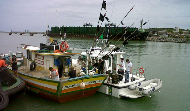 Operação fiscaliza embarcações de pesca. (Foto: Divulgação/PMA)