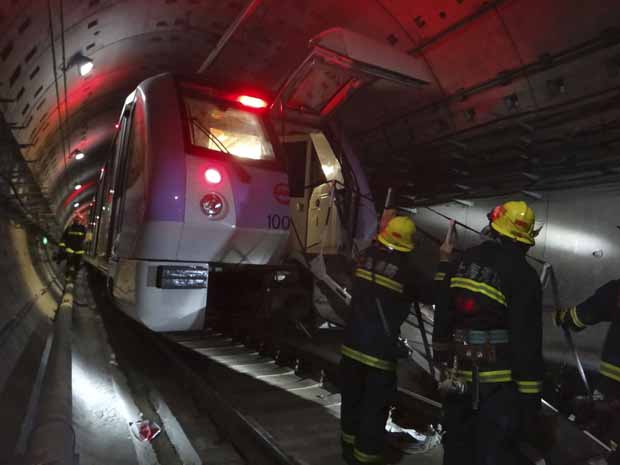 Feridos são retirados após choque entre trens do metrô em Xangai nesta terça-feira (27) (Foto: AP)