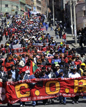 Marcha convocada pela Central Operária Boliviana toma ruas de La Paz (Foto: AFP)