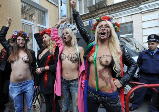 Ucranianas membros do grupo feminista Femen compareceram nesta quarta-feira (28) em frente à corte do distrito de Pechersky, em Kiev, usando à mostra sutiãs feitos de arame farpado. Elas foram convocadas ao tribunal após serem detidas em um protesto realizado no dia anterior. (Foto: AFP)