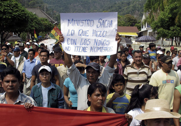 Moradores de Rurrenbaque protestam em apoio aos cerca de 200 indígenas que permanecem acampados perto da pequena cidade (Foto: Reuters)