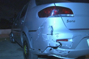 Carro assaltado por dupla que atirou em inspetor foi apreendido após batida (Foto: TV Verdes Mares / Reprodução)
