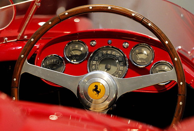 Volante da Ferrari 250 Testa Rossa 1958 que está na mostra em Paris (Foto: Charles Platiau/Reuters)