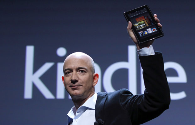 Jeff Bezos, CEO da Amazon, mostra o tablet Kindle Fire, concorrente do iPad (Foto: Shannon Stapleton/Reuters)