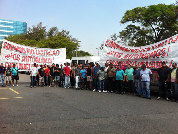 Protesto de motoristas de van no Centro do Rio (Foto: Lílian Quaino/G1)