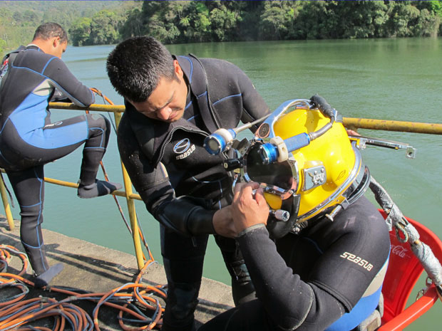 mergulhador represa (Foto: Letícia Macedo/G1)