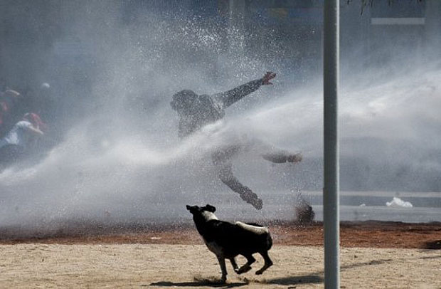 A polícia novamente recorreu aos canhões de água para dispersar os manifestantes nesta quinta (29) em Santiago (Foto: AFP)