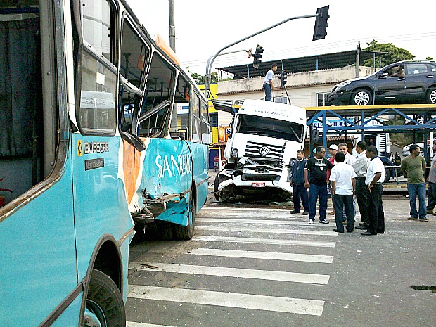Acidente entre caminhão e ônibus deixa duas pessoas feridas, no ES (Foto: Vinícius Batista/TV Gazeta)