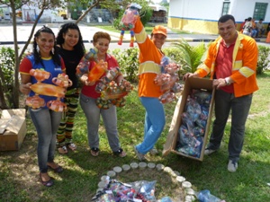 Artesãos da Secretaria Municipal de Limpeza exibem seus brinquedos recicláveis (Foto: Divulgação)