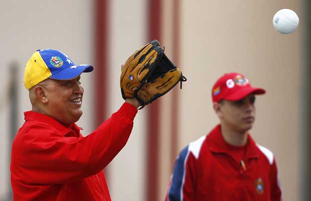 Uniformizado, Hugo Chávez joga softball diante de jornalistas nesta quinta-feira (29) no Palácio de Miraflores, em Caracas (Foto: AP)