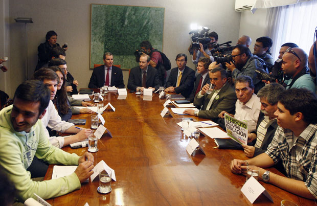 Líderes estudantis e professores são recebidos por no Ministério da Educação chileno (Foto: AP)