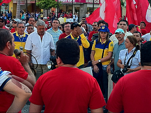 Funcionários dos Correios e bancários fizeram manifestação unificada na Praça do Ferreira (Foto: Gioras Xerez/G1)