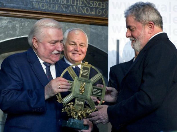 Lech Walesa entrega prêmio ao ex-presidente Lula (Foto: Adam Nurkiewicz / AFP)