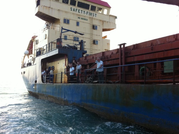 Justiça brasileira detém navio da Bulgária ancorado no Ceará por falta de pagamento. (Foto: Patrícia Nielsen/ TV Verdes Mares)