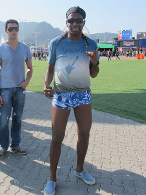 Jovem fica de sunga no Rock in Rio (Foto: Carolina Lauriano / G1)