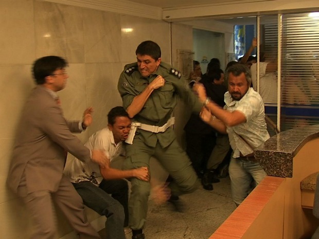 Professores entraram em confilto com policiais militares durante manifestação na Assembleia Legislativa (Foto: TV Verdes Mares / Reprodução)