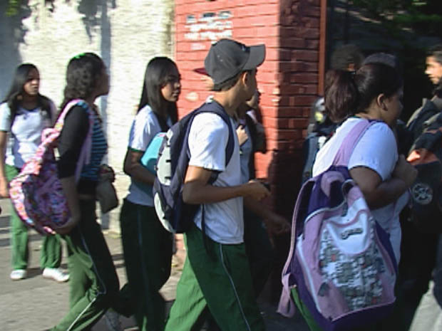 Alunos do primeiro turno no retorno das aulas na Escola Estadual Ari França, no bairro Santa Mônica.  (Foto: Reprodução/TV Globo)