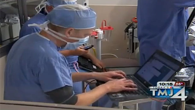 Médicos usaram notebook para mostrar os passos da cirurgia no Twitter (Foto: Reprodução)