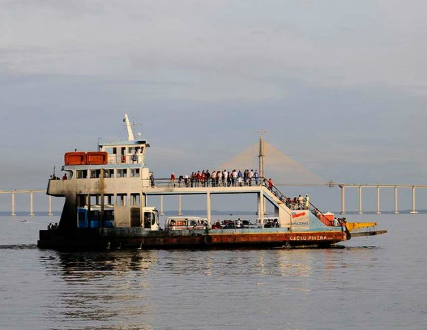 Balsa e Ponte sobre o Rio Negro (Foto: Alex Pazuello/Divulgação/Agecom)