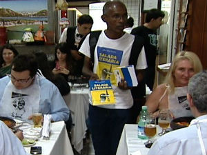 Adiel vendendo seus livros pelos bares de Vitória (Foto: Reprodução/TV Gazeta)