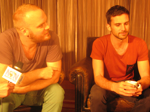 O baterista Will Champion e o baixista Guy Berryman, do Coldplay, em hotel no Rio (Foto: G1)