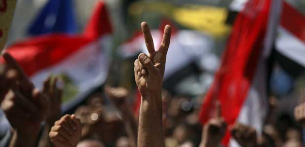 Manifestantes protestam contra a junta militar nesta sexta-feira (30) na Praça Tahrir, no centro do Cairo (Foto: AP)