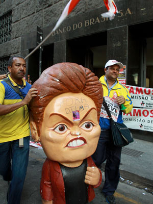 Bancários e funcionários de Correios fizeram passeata conjunta no centro de São Paulo na tarde desta sexta (30) (Foto: JB Neto/Agência Estado)