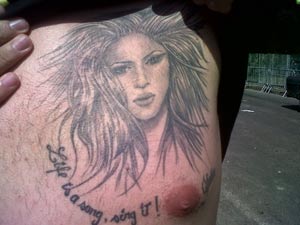 Fã tem rosto de Shakira tatuado no peito (Foto: Carolina Lauriano / G1)