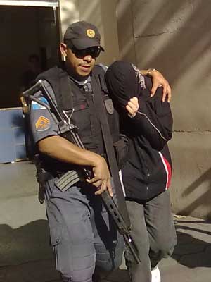 Policial deixa DH na Barra da Tijuca após ser ouvido (Foto: Lilian Quaino/G1)