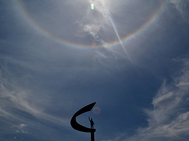 Círculo criado em torno do Sol atraiu a atenção das pessoas nas ruas da capital (Foto: Mariana Zoccoli/G1)