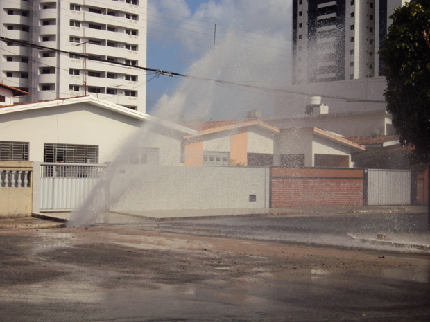 O vazamento de água foi registrado às 7h50; a Companhia de Águas e Esgoto da Paraíba já trabalha no local (Foto: Filipe Diniz/VC no G1)