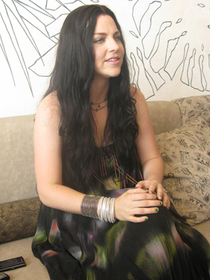 Amy Lee, vocalista do Evanescence, em hotel no Rio de Janeiro (Foto: G1)