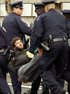 Manifestante é preso pela polícia de Nova York (Foto: Jessica Rinaldi/Reuters)