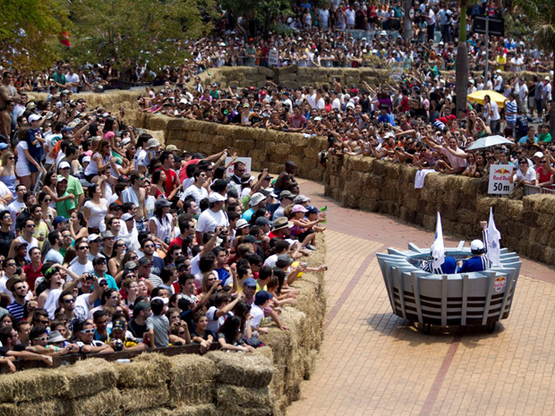 Carro que homenageou Estádio do Mineirão chamou a atenção do público (Foto: Marcus Desimoni/Red Bull Content Pool)