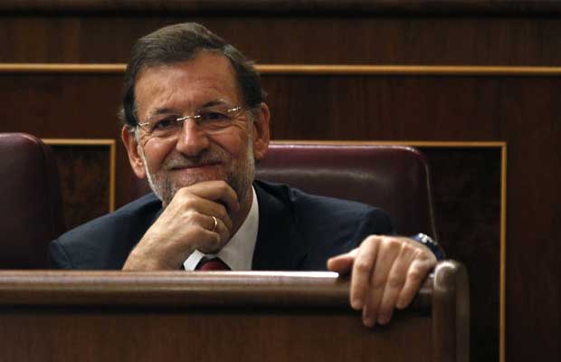 Mariano Rajoy, líder do Partido Popular, sorri no Parlamento em 14 de setembro (Foto: AP)
